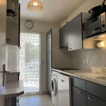 شقة 2p A Juan Les Pins : Emplacement Ideal, Parking, Terrasses, Proche Et Commerces - Fr-1-252-188 *