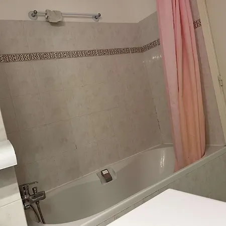 2p A Juan Les Pins : Emplacement Ideal, Parking, Terrasses, Proche Et Commerces - Fr-1-252-188 *