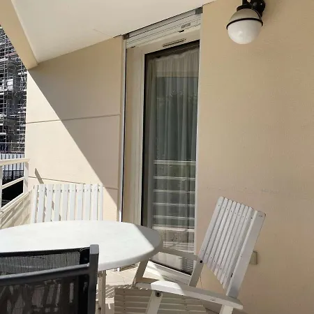 Daire 2p A Juan Les Pins : Emplacement Ideal, Parking, Terrasses, Proche Et Commerces - Fr-1-252-188