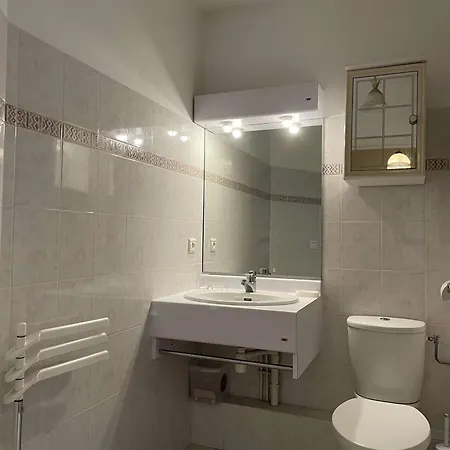 2p A Juan Les Pins : Emplacement Ideal, Parking, Terrasses, Proche Et Commerces - Fr-1-252-188