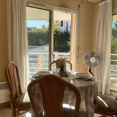 2p A Juan Les Pins : Emplacement Ideal, Parking, Terrasses, Proche Et Commerces - Fr-1-252-188 * Антиб