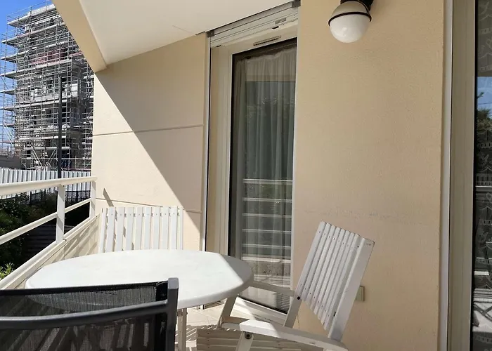 Daire 2p A Juan Les Pins : Emplacement Ideal, Parking, Terrasses, Proche Et Commerces - Fr-1-252-188