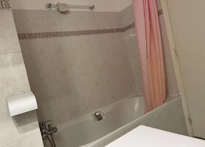 2p A Juan Les Pins : Emplacement Ideal, Parking, Terrasses, Proche Et Commerces - Fr-1-252-188 *