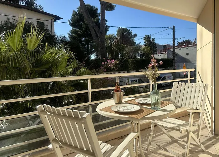 Daire 2p A Juan Les Pins : Emplacement Ideal, Parking, Terrasses, Proche Et Commerces - Fr-1-252-188